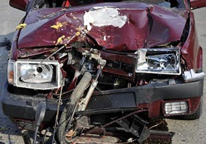Motosiklet otomobile saplandı