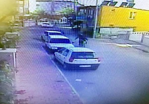 Motosikletli saldırganlar vurup kaçtı