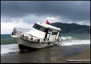 Suriyeli kaçakların bulunduğu tekne karaya oturdu