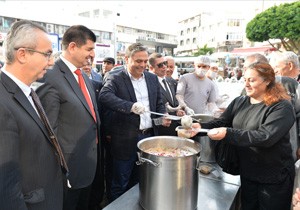 Muratpaşa Belediyesi bir ton aşure dağıttı