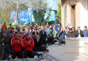 Teknik direktörler ve futbolcular 'Dinler Bahçesi'nde namaz kıldı