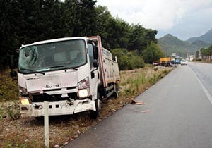 Kamyon, yol kenarındaki nar satıcısına çarptı