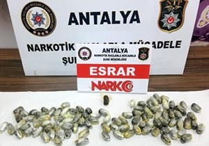 95 kapsül uyuşturucuyu, yutarak ülkeye sokmuş