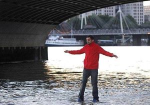 Nehri yürüyerek geçti