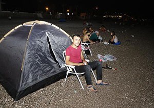 Antalya'da nemden bunalanlar sahilde çadır kurup sabahladı