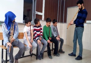 Öğrenciler ney çalmayı öğreniyor