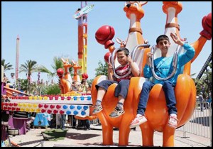 Lunaparkta doyasıya eğlendiler