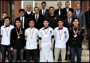 Başarılı öğrencilere madalya