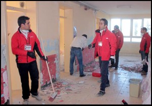 Gönüllüler okulları güzelleştiriyor