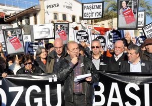 Antalya'da Ahmet Şık'ın yazdığı 'OOO Kitap' için imza günü
