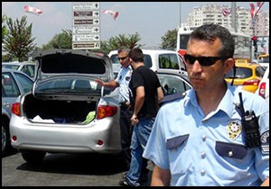 Plakasız otomobile kırmızı ışıkta operasyon