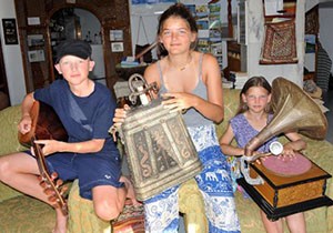 Otelinde 1000'in üzerinde eski eseri sergiliyor