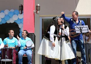 Sümer Ezgü otizmli çocuklara konser verdi