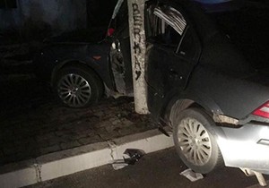 Otomobiliyle beton direğe çarptı