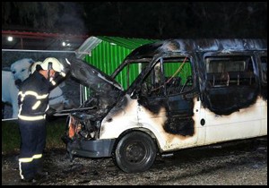 Manavgat'ta seyir halindeki minibüs yandı