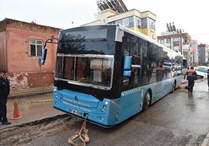 Çöken yolda otobüs ve kamyonet mahsur kaldı