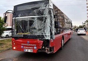 Antalya'da halk otobüsü durağa çarptı: 4 yaralı