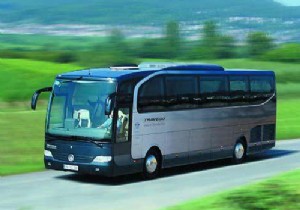 Antalya'da 5 yolcu otobüsü taşlandı