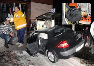 Antalya'da otomobil otobüs durağına daldı: 2 yaralı