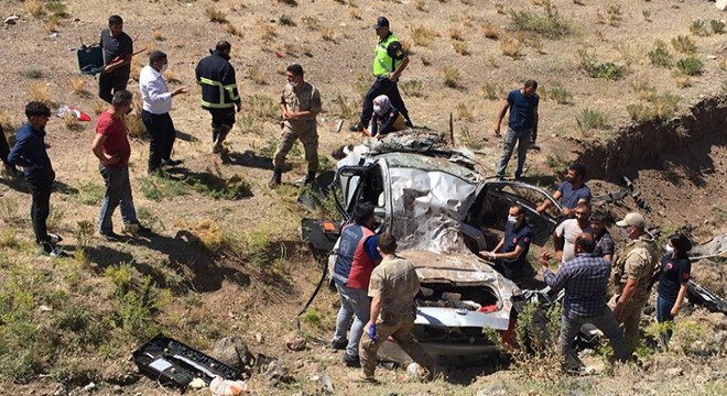 Otomobil, şarampole uçtu: 2'si çocuk 3 ölü, 2 yaralı