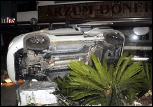 Otomobille dönercinin önündeki bahçeye girdi
