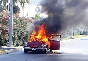 Hareket halindeki otomobil alev alev yandı