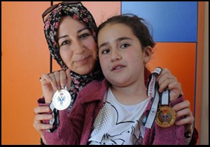 Hayatını 'otistik' kızının eğitimine adadı