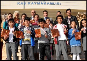 Başarılı halk oyunları ekibine ödül