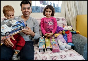 Babasının gözyaşını silen Tuana'ya bir koli oyuncak