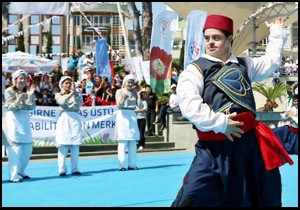 Özel öğrencilerin festivali kortejle başladı