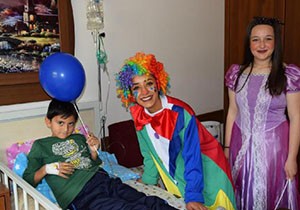 Hasta çocuklara palyaço sürprizi