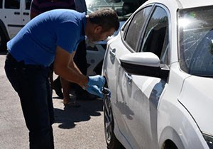 Otomobilden 30 saniyede 43 bin TL'yi çaldılar