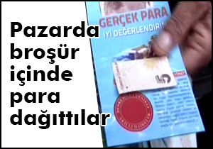 Semt pazarında para dağıttılar