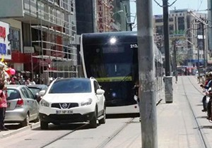 Rayların üzerine park etti, tramvay seferi durdu