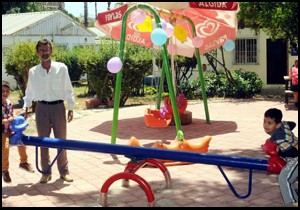 Hayırseverlerden dernek bahçesine çocuk parkı