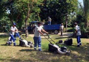Kemer'de parklara sonbahar bakımı