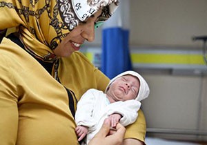 Parmak bebek Yiğit, yaşama tutundu