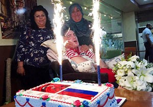 Türk ve Rus anneler 'Umut' için pasta kestiler