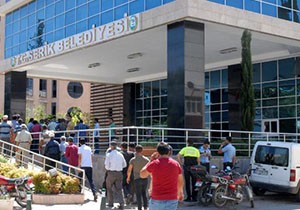 Pazar esnafı belediyeye yürüdü