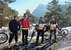 Pedallar kar üstünde döndü