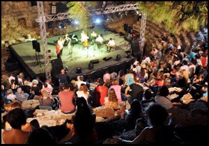 Phaselis antik tiyatrosu'nda sanat zamanı