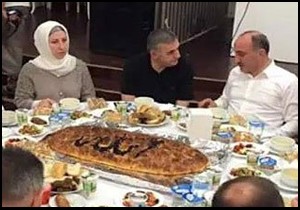 AKP'liler, üzerinde "Allah" yazılı pide yedi!
