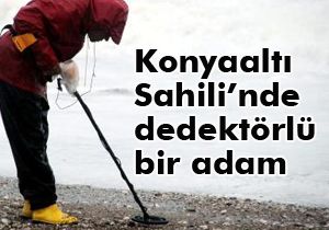 Konyaaltı Sahili'nde dedektörlü bir adam