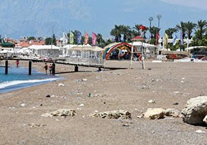 Plajı çöplüğe çevirdiler
