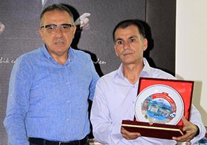 Kaymakamdan örnek pazarcıya plaket