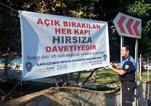 Polisten hırsızlığa karşı pankartlı uyarı