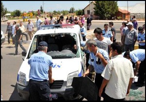 Polis aracı otomobille çarpıştı: 2 polis yaralı