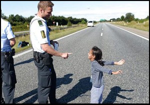 Danimarkalı polis memuruna dünyadan evlilik teklifi yağıyor