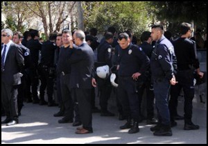 polis,halay çeken öğrencilere sırtını döndü