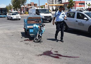 Polis aracı engelli aracıyla çarpıştı